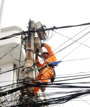 ​Gần 1,6 ngàn hộ dân được cấp điện tạm