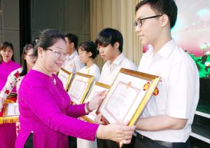 ​Tuyên dương 160 giáo viên và học sinh giỏi cấp tỉnh và quốc gia