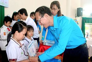 Tuyên dương, trao học bổng cho học sinh học giỏi - sống tốt