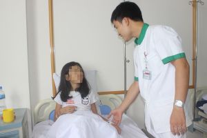 ​Bé gái 9 tuổi bị sỏi thận to bằng viên bi