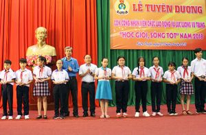 LĐLĐ huyện Nhơn Trạch tuyên dương học sinh “Học giỏi - sống tốt”