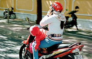 Phạt người sử dụng điện thoại khi điều khiển phương tiện