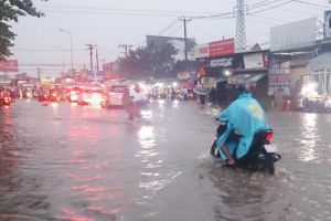 ​Vòng xoay Cổng 11 ngập nặng sau mưa lớn