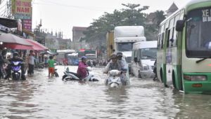 ​Sau cơn mưa lớn, nhiều nơi ở Biên Hòa ngập nặng