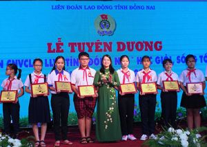 LĐLĐ tỉnh tuyên dương 237 học sinh học giỏi - sống tốt