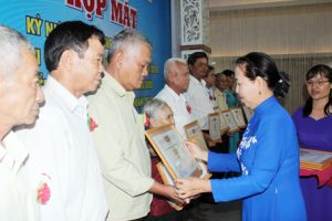 Tuổi cao gương mẫu làm giàu