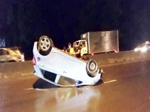 ​Xe ô tô bị lật do tông vào con lươn