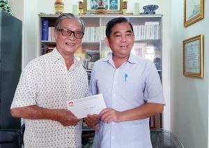 ​Trao kinh phí hỗ trợ 2 nhạc sĩ Dương Minh Ninh và Trần Viết Bính