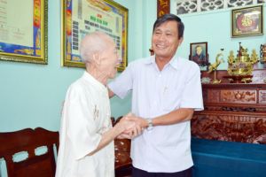 Thăm hỏi, tặng quà cán bộ tiền khởi nghĩa