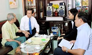 Lãnh đạo Tỉnh ủy thăm, tặng quà cán bộ lão thành cách mạng