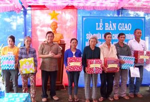 Bàn giao 20 căn nhà đại đoàn kết đã hoàn thành sửa chữa