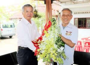 ​Lãnh đạo tỉnh thăm và tặng quà cán bộ tiền khởi nghĩa