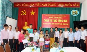​Khối thi đua số 4: Thăm, tặng quà trẻ em mồ côi, khuyết tật và hội viên người mù