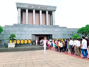 Viếng Bác trong những ngày thu lịch sử