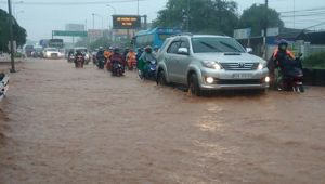 ​Mưa lớn gây ngập quốc lộ 1, kẹt xe kéo dài