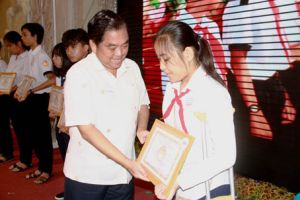 ​Tiếp sức học tập cho học sinh nghèo