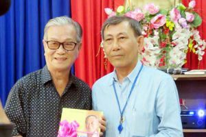 ​Bảo tàng Đồng Nai tiếp nhận hiện vật, tài liệu do nhạc sĩ Trần Viết Bính trao tặng