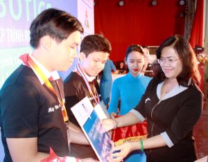 ​Hào hứng với lập trình robot giả lập