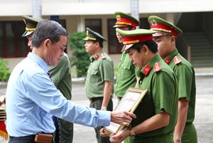 ​Chủ tịch UBND tỉnh khen thưởng đột xuất nhiều  tập thể và cá nhân ngành Công an