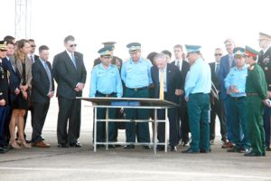 Bộ trưởng Bộ Quốc phòng Mỹ James Mattis đến Sân bay Biên Hòa