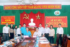Đảng ủy Khối các cơ quan tỉnh và LĐLĐ tỉnh ký kết quy chế phối hợp công tác