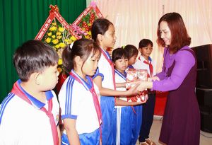​Tặng 1 ngàn cuốn tập cho học sinh nghèo