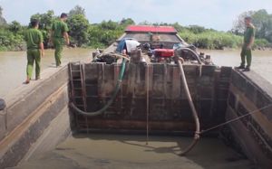 ​Lại phát hiện ghe bơm hút cát sông trái phép
