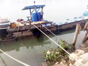 ​Trục vớt xong 26 tấn acid  bị chìm dưới sông