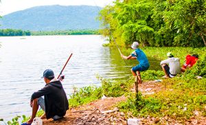 Câu cá trên hồ Núi Le