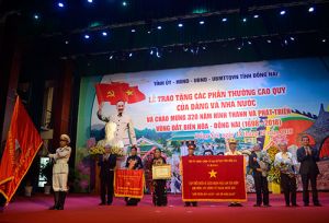 Trao tặng các phần thưởng cao quý của Đảng và Nhà nước cho các tập thể, cá nhân