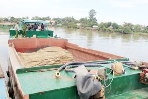 ​Khởi tố một đối tượng bơm hút cát trái phép