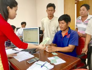 ​Người nuôi cá bè vui mừng khi nhận được tiền hỗ trợ