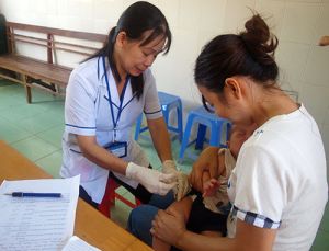 Chuẩn bị tiêm vắc xin ComBE five