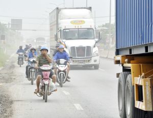 ​“Thót tim” với xe tải nặng