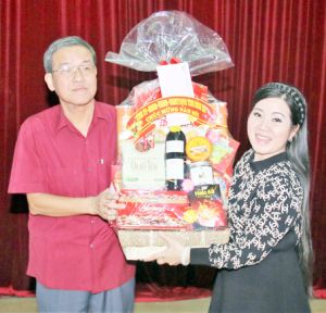 ​Lãnh đạo tỉnh thăm, tặng quà các đơn vị nghệ thuật tham gia phục vụ tết