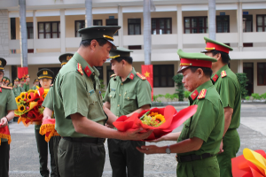 Bộ Công an và UBND tỉnh trao thưởng đột xuất cho các tập thể có thành tích phá án tại Trạm thu phí cao tốc dịp Tết nguyên đán