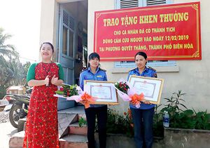 Trao bằng khen của UBND tỉnh cho 2 nhân viên gác chắn