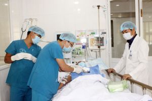 ​Khoán việc để thu hút và giữ chân bác sĩ