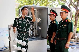 ​Sĩ quan quân đội chế tạo máy rửa chén