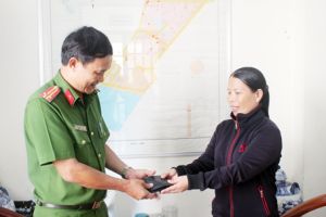 ​Người bán vé số trả lại tiền, vàng nhặt được