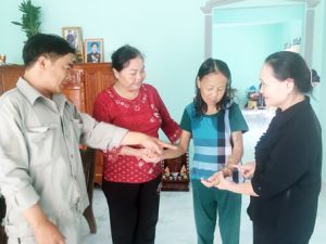 Phụ nữ giúp nhau vươn lên