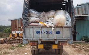 ​Bắt xe tải đổ trộm rác thải công nghiệp