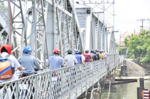 ​Cây cầu trăm tuổi đã xuống cấp