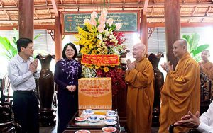 Phó chủ tịch nước Đặng Thị Ngọc Thịnh thăm, chúc mừng Đại lễ Phật đản