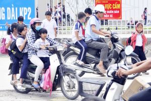 ​Vẫn còn nhiều người đi xe máy không đội mũ bảo hiểm