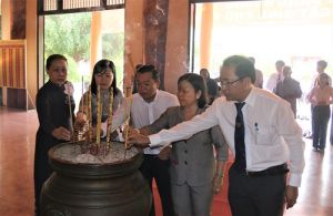 Dâng hương kỷ niệm 129 năm ngày sinh Chủ tịch Hồ Chí Minh