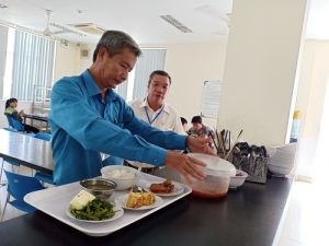 Tăng cường giám sát việc an toàn vệ sinh thực phẩm trong bữa ăn ca của công nhân