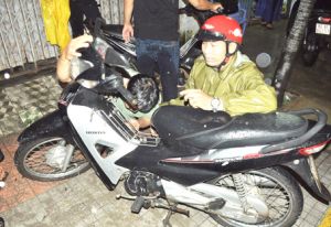 Khổ sở vì đường ngập nước khi mưa lớn