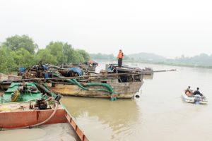 ​Tiếp tục mạnh tay với “cát tặc”