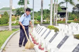 ​Các cựu chiến binh chăm sóc nghĩa trang liệt sĩ